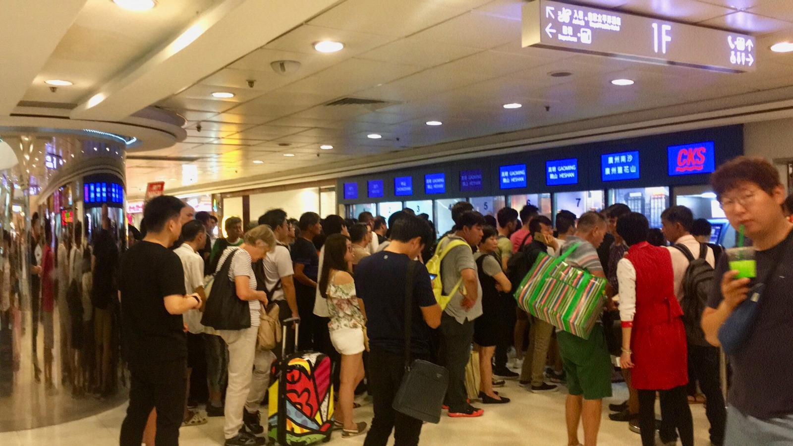 珠江客運的售票窗口,受陸路擁擠影響,異常多人