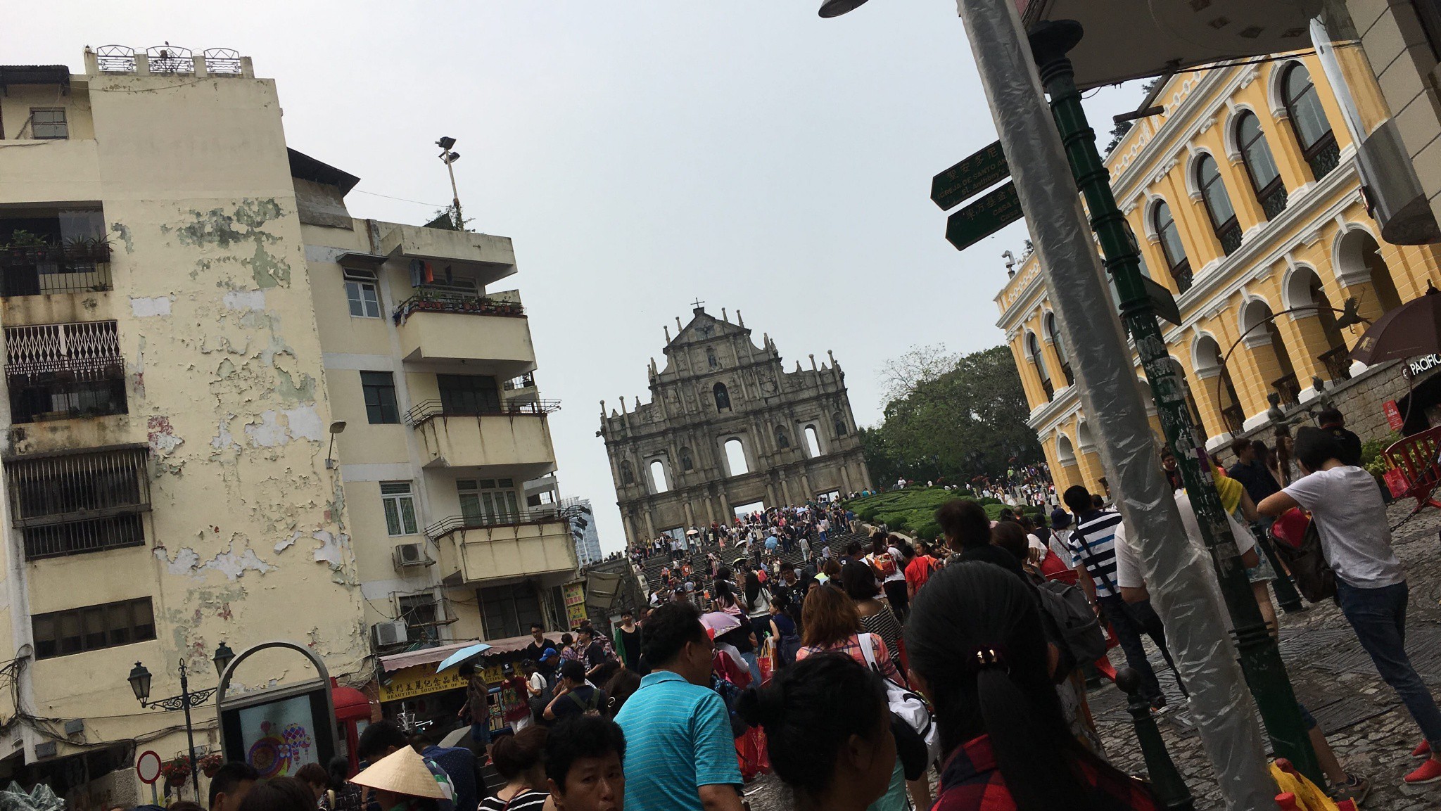 大三巴,看到這的我直轉身回頭。