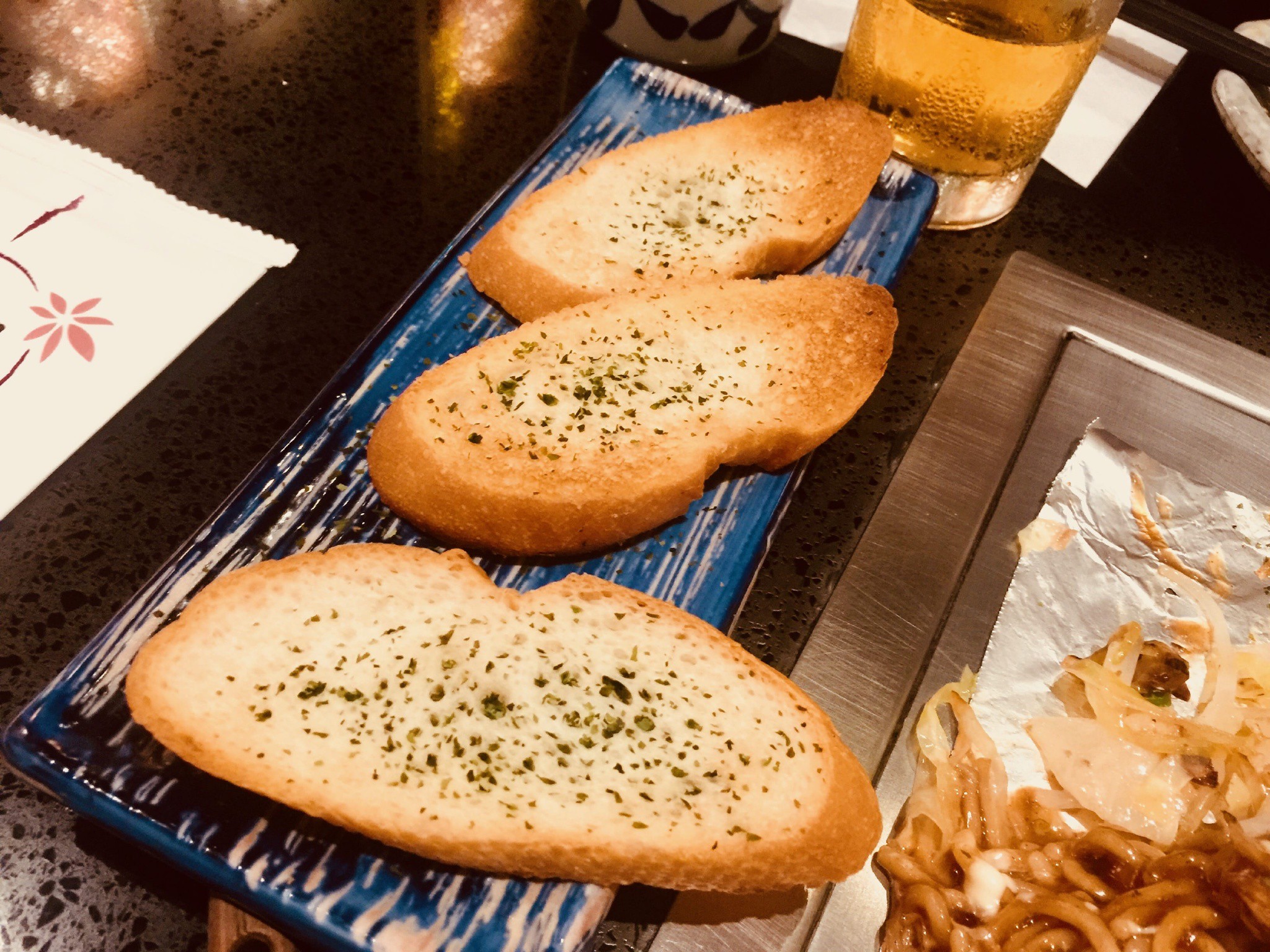 烘的麵包用來沾下酒菜的蒜油
